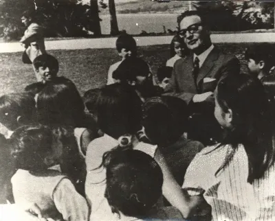 Salvador Allende con niños — 1971 | Chile de Ayer