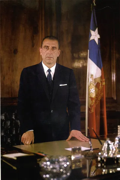 Eduardo Frei Montalva en su escritorio de La Moneda