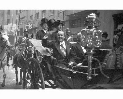 González Videla saluda desde un carruaje