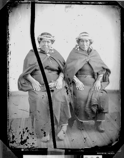[La cuñada y la esposa del cacique Huaraman, de Tucapel] — 1863–1864 | Chile de Ayer