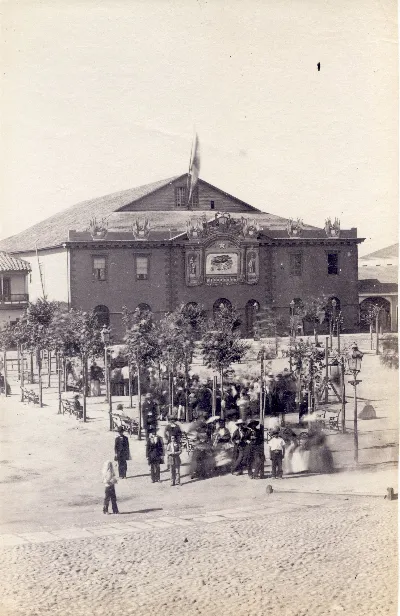 [Plaza de la Victoria con grupo de personas]