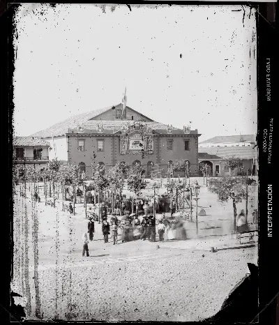 [Plaza de la Victoria con grupo de personas]