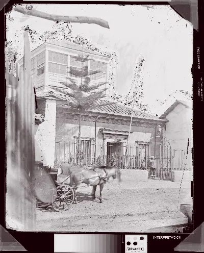[Edificio y coche de caballos] — 1863–1864 | Chile de Ayer