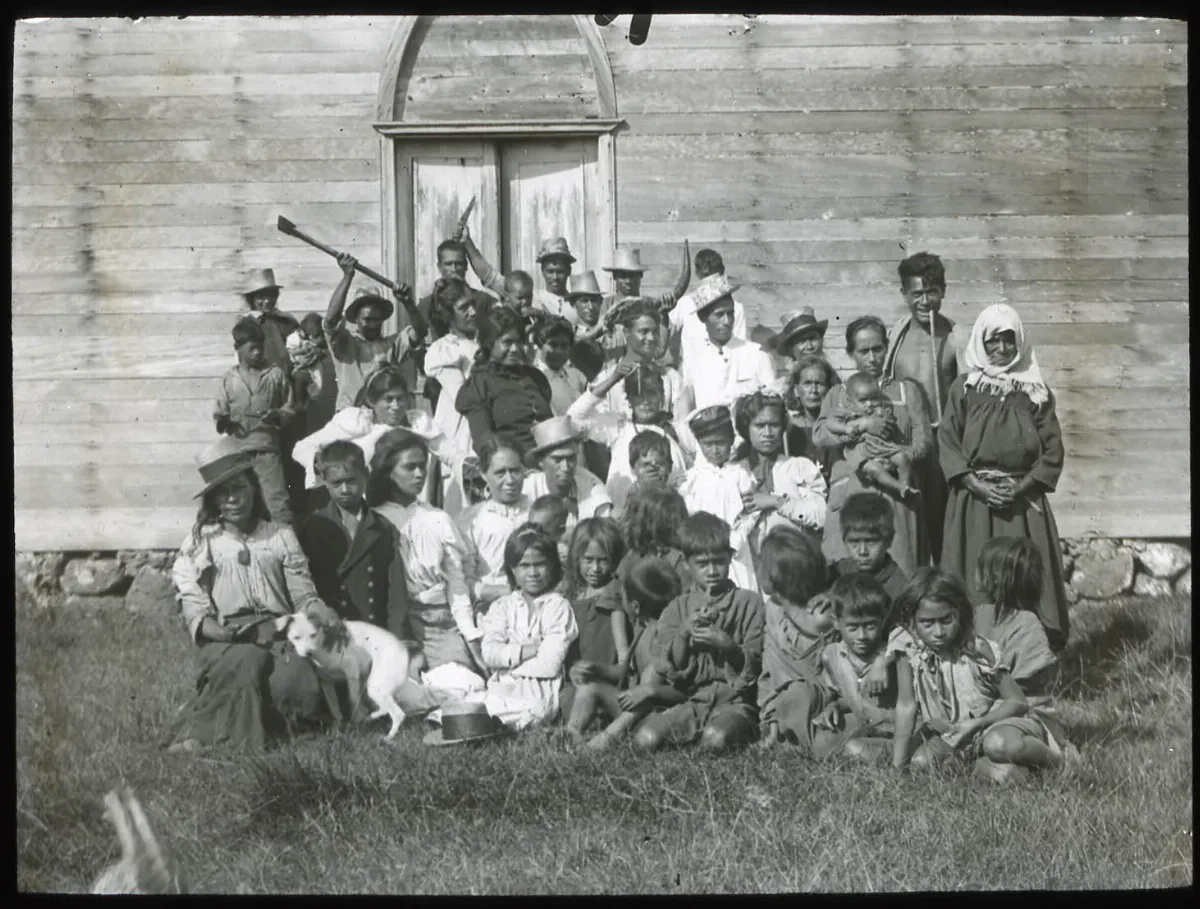 A Group of Easter Islanders Outside the Church Door, Oc,G.T.1648, Mana Expedition to Easter Island, British Museum — Isla de Pascua — 1914 | Chile de Ayer