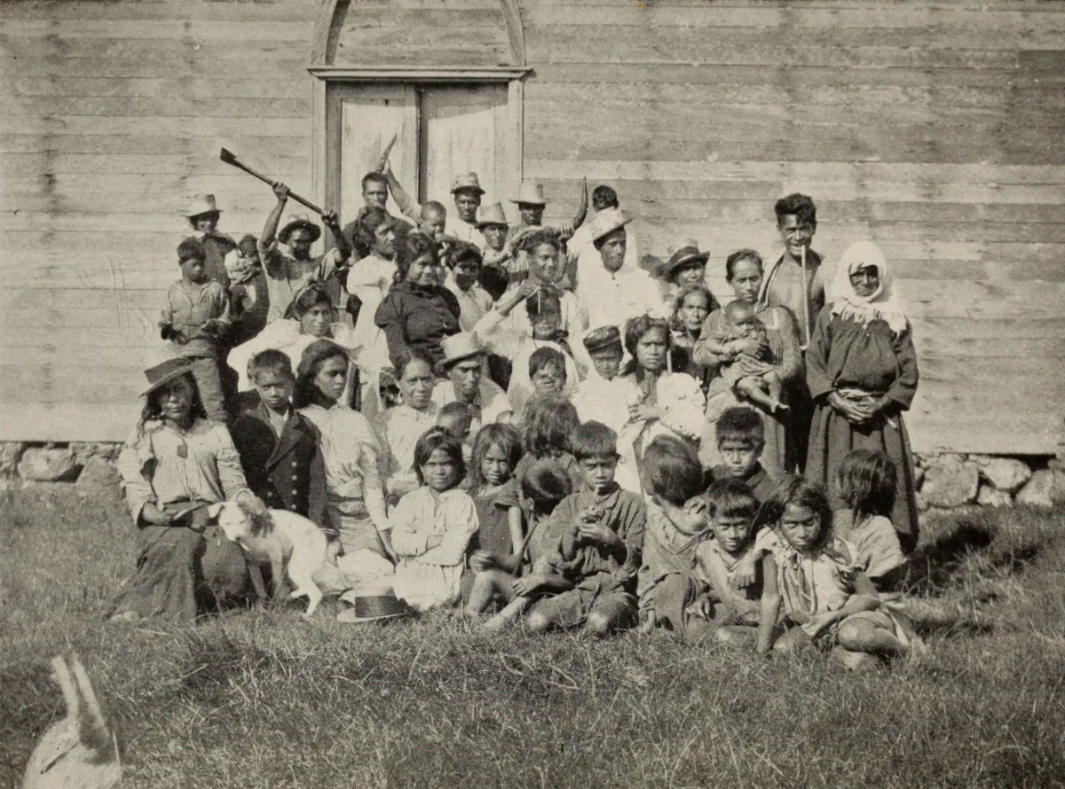 A Group of Easter Islanders Outside the Church Door, The Mystery of Easter Island, published 1919 — Isla de Pascua — 1914 | Chile de Ayer