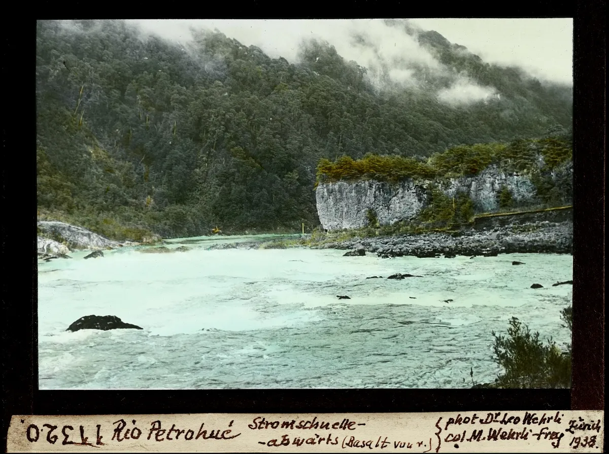 Rio Petrohué , Stromschnelle abwärts (Basalt von rechts) — 1938 | Chile de Ayer