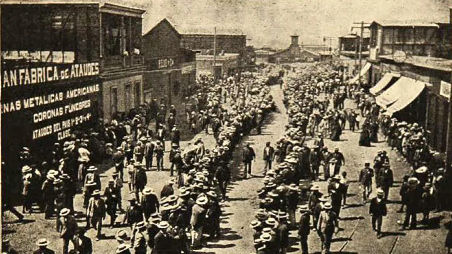 Chile Operarios en huelga abriendo calle para recibir a los obreros de la pampa, 1907 — 1907 | Chile de Ayer