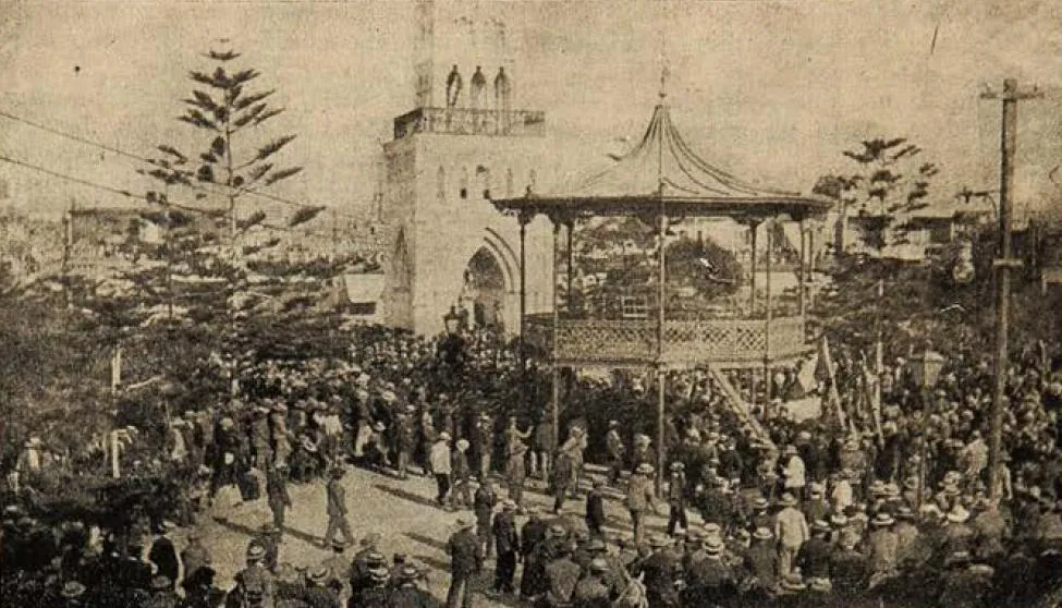 Meeting de obreros en la Plaza Arturo Prat (1907) — 1908 | Chile de Ayer