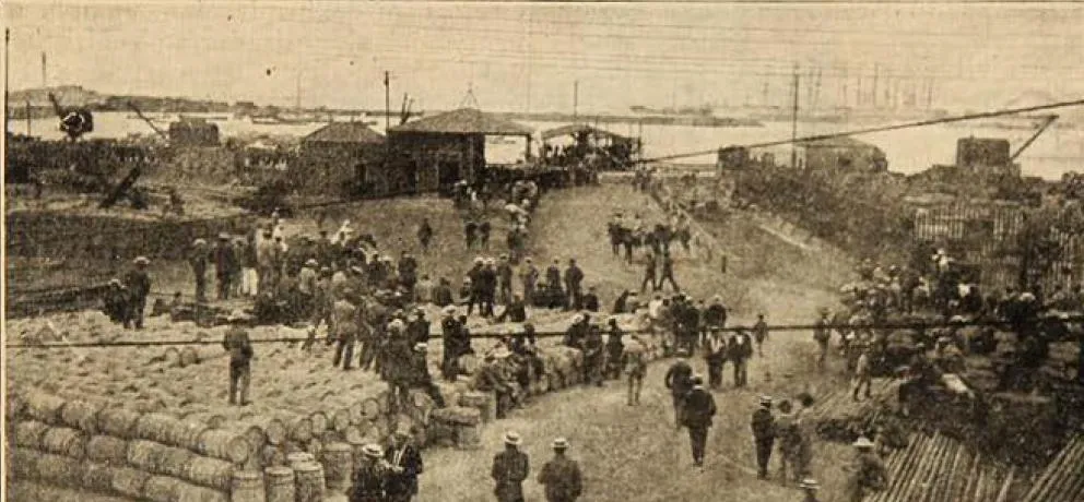 Obreros huelgistas esperan al Crucero Esmeralda — 1908 | Chile de Ayer