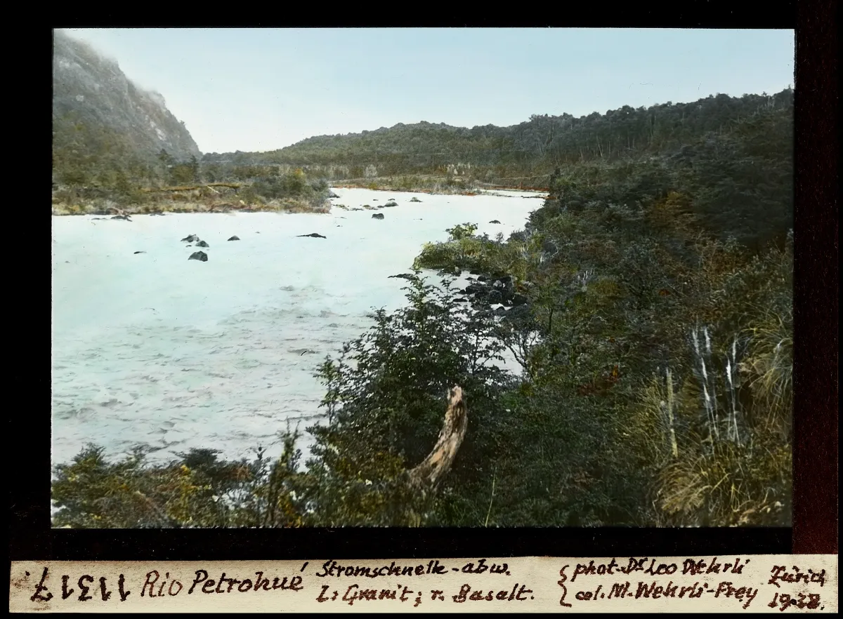 Rio Petrohué, Stromschnelle abwärts, links Granit, rechts Basalt — 1938 | Chile de Ayer