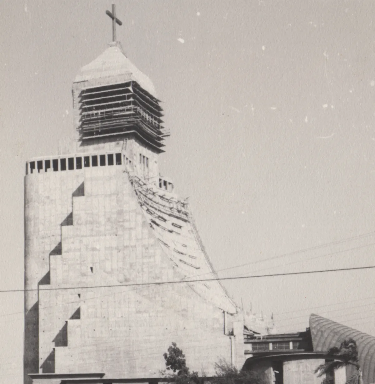 Templo Votivo de Maipú durante su construcción en 1976 (recorte) — 1976 | Chile de Ayer