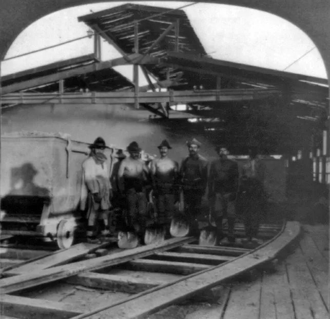 Trabajadores Salitreras(2) — 1918 | Chile de Ayer