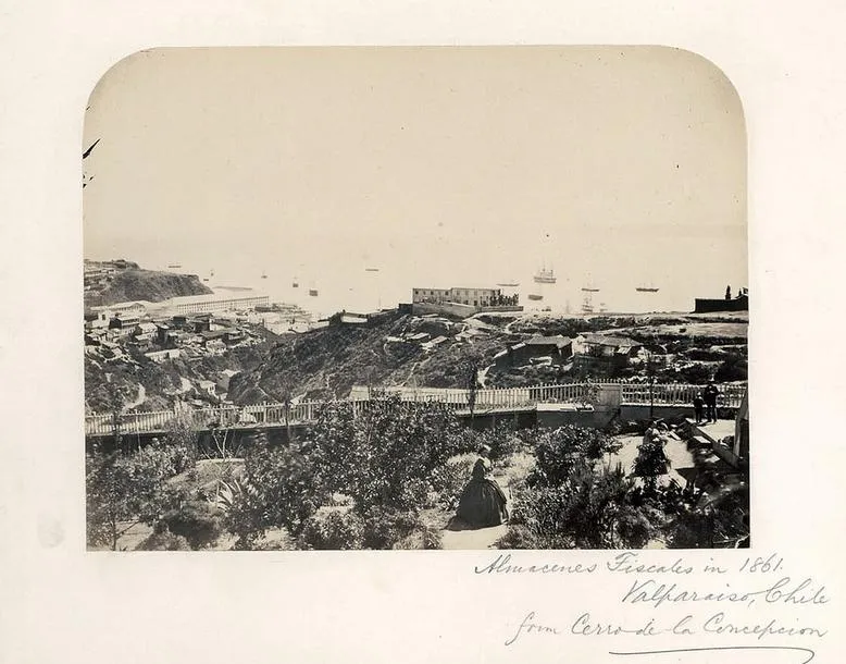 Primeros Almacenes Fiscales desde Cerro Concepción, 1861 — Municipalidad de Valparaíso — 1861 | Chile de Ayer