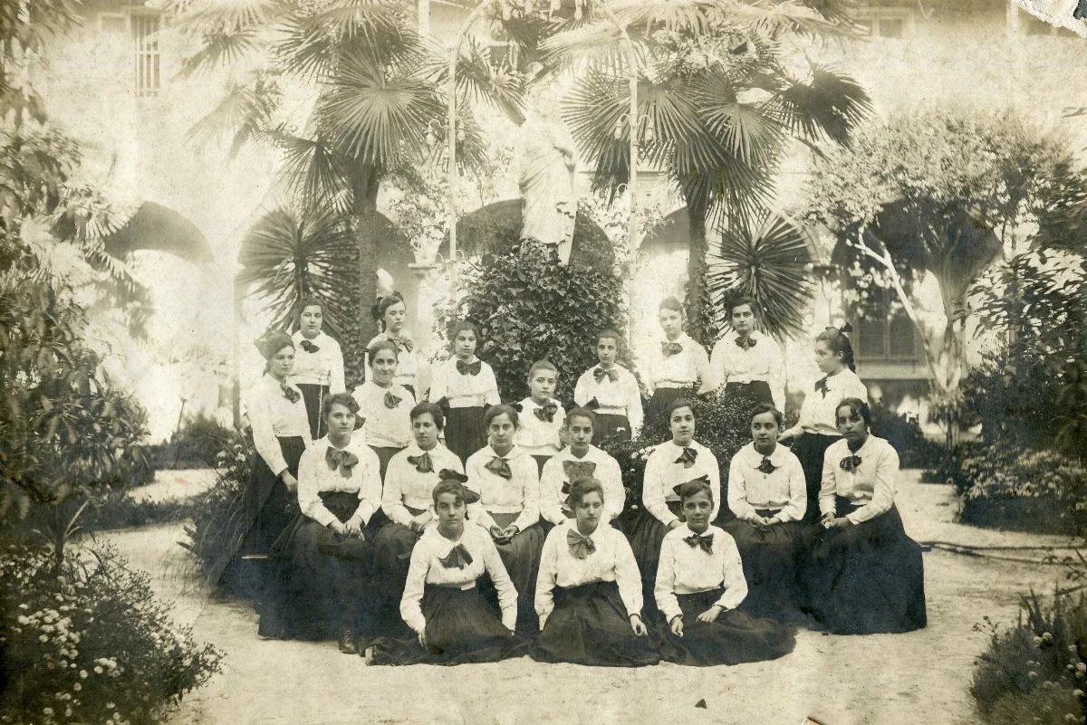 Foto de curso colegio Sagrados Corazones Monjas Francesas 1917 — 1917 | Chile de Ayer