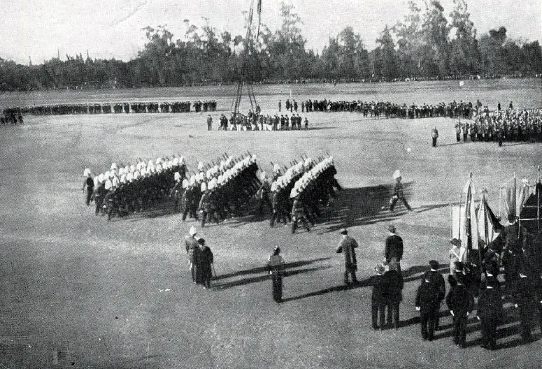 Escuela Militar en desfile en el Parque Causiño — 1909 | Chile de Ayer