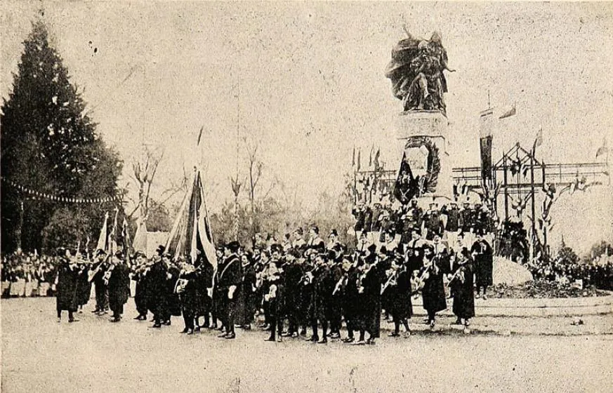 Estudiantina española en inaguracion monumento a Ercilla — 1910 | Chile de Ayer