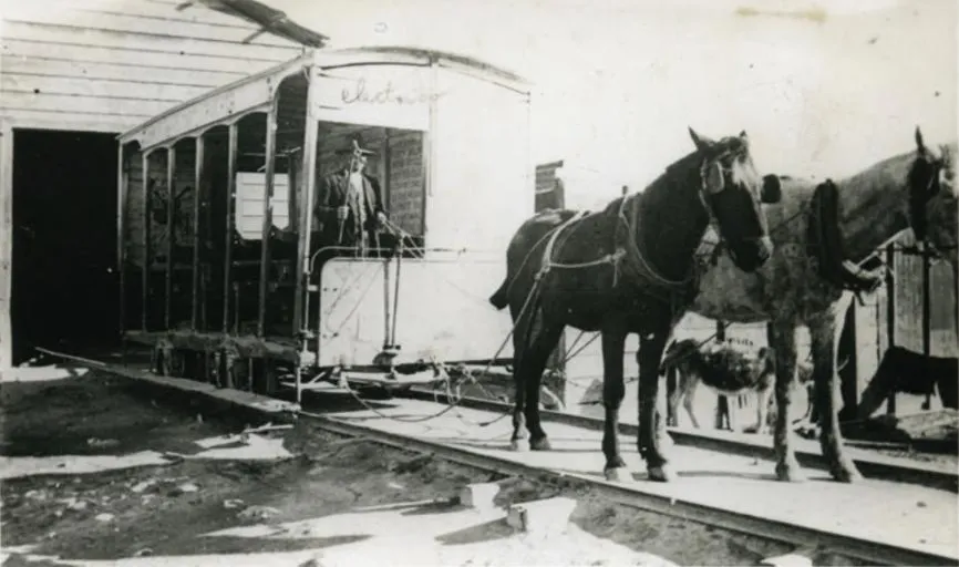 Carro de sangre en La Serena saliendo de su terminal (1914) — 1914 | Chile de Ayer