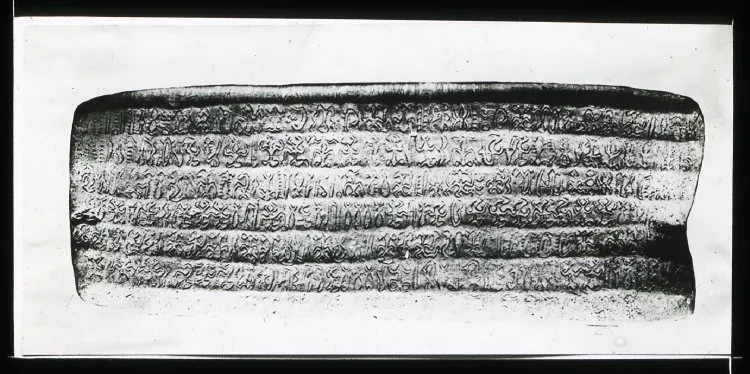 A Rongorongo board in black and white glyphs, belong to the National Museum in Santiago collection, Oc,G.T.1734, Mana Expedition to Easter Island, British Museum — Santiago — 1914 | Chile de Ayer