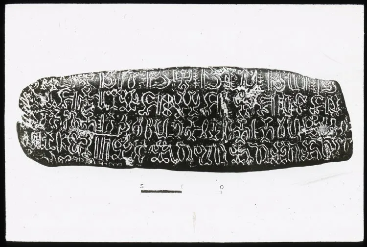 A Rongorongo board in black and white glyphs. Oc,G.T.1733, Mana Expedition to Easter Island, British Museum — Isla de Pascua — 1914 | Chile de Ayer