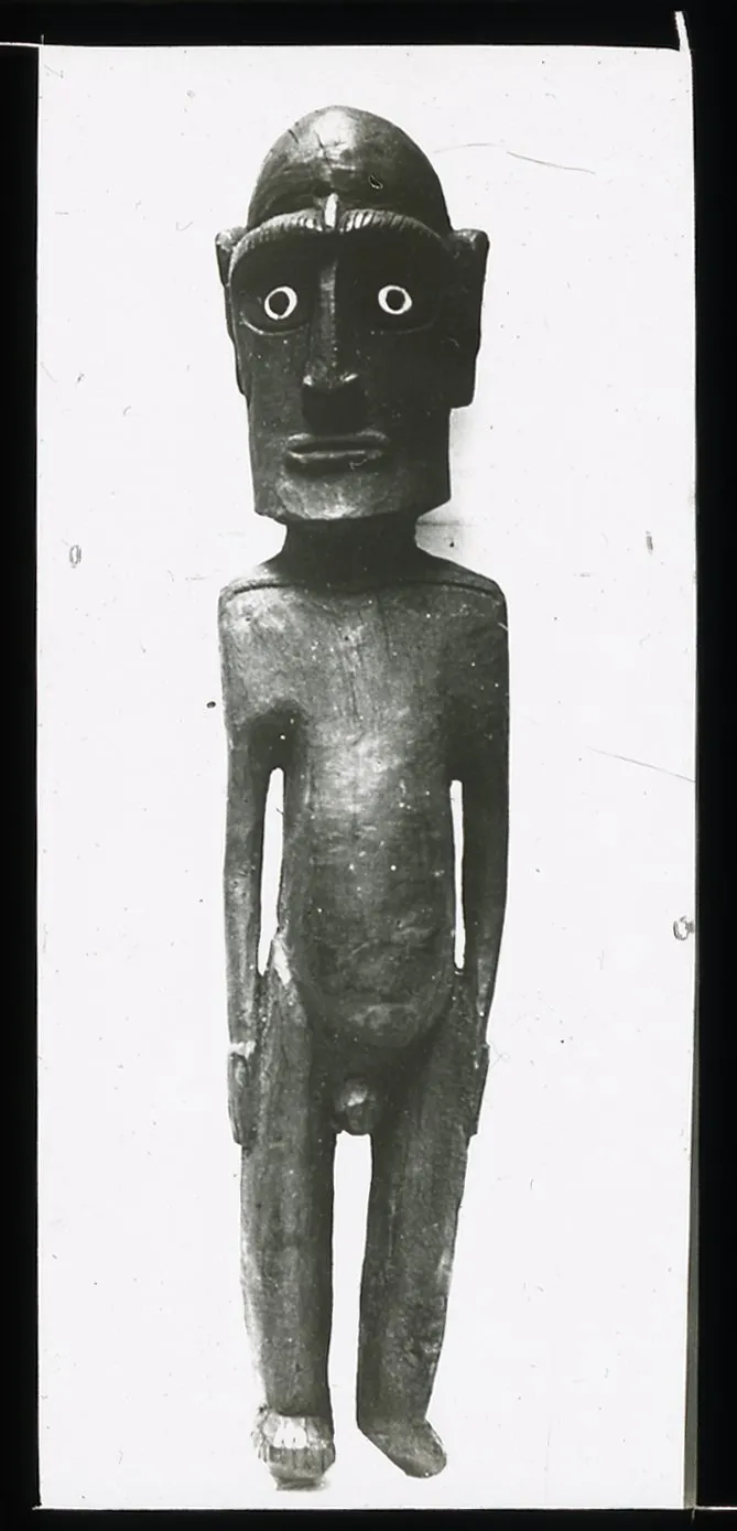 A wooden moai kavakava anthropomorphic figure carving with obsidian eyes set into fish vertebra sockets. Oc,G.T.1732, Mana Expedition to Easter Island, British Museum — Isla de Pascua — 1914 | Chile de Ayer