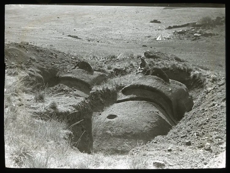 Chilean boy next to unexcavated moai, Rano Raraku, Oc,G.T.1643, Mana Expedition to Easter Island, British Museum — Isla de Pascua — 1914 | Chile de Ayer