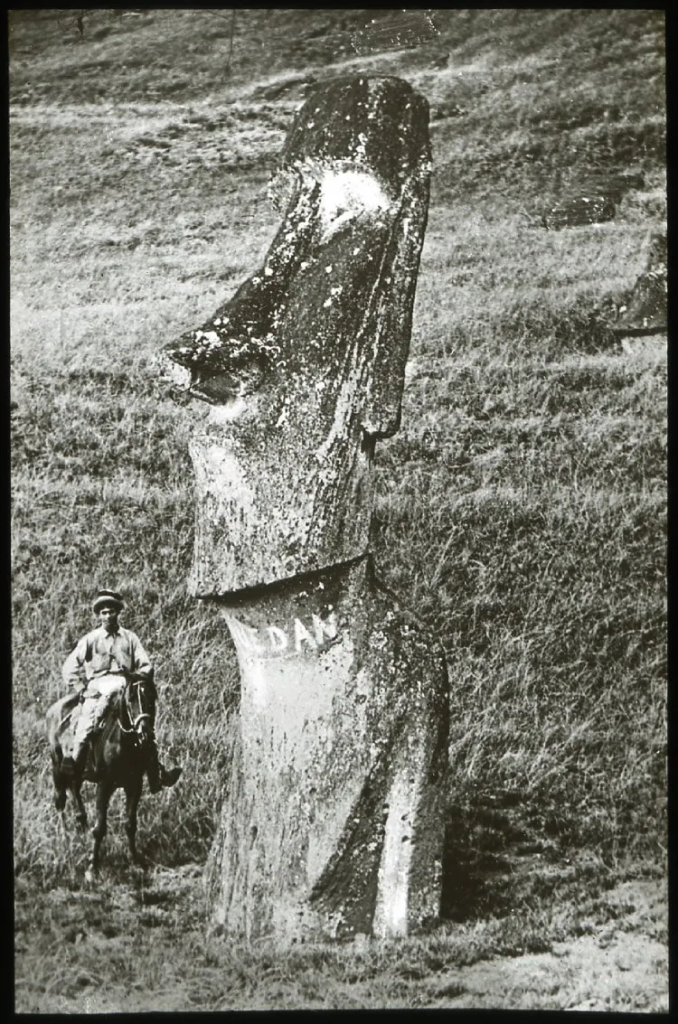 Chilean horse rider in front of moai at Rano Raraku, Oc,G.T.2605, Mana Expedition to Easter Island, British Museum — Isla de Pascua — 1914 | Chile de Ayer