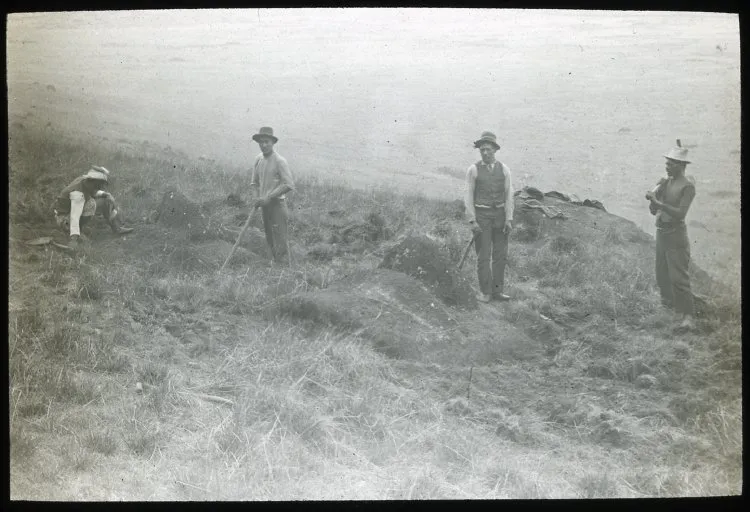 Four South American men standing around two excavated moai; Rano Raraku, Oc,G.T.1538, Mana Expedition to Easter Island, British Museum — Isla de Pascua — 1914 | Chile de Ayer