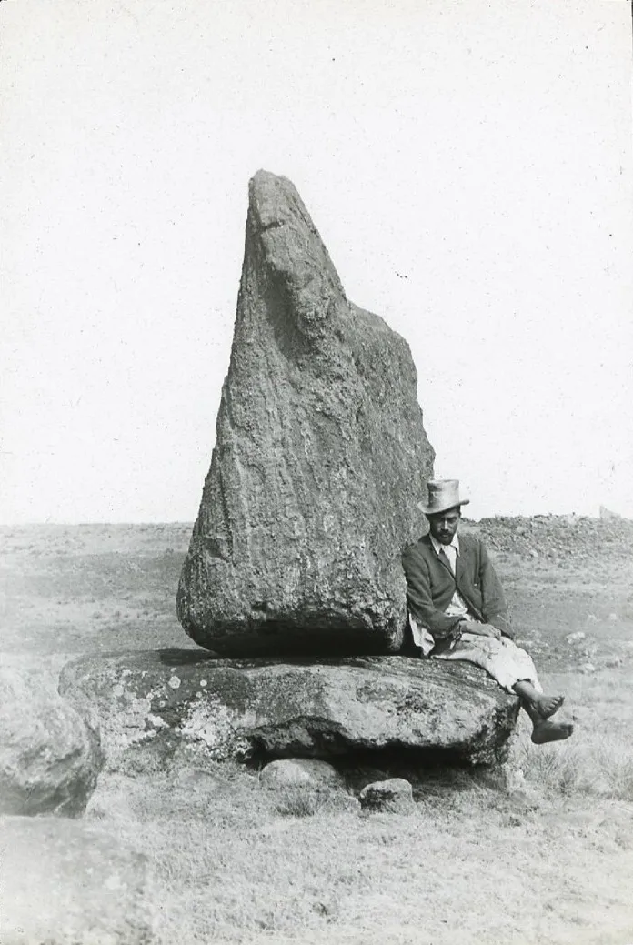 Juan Tepano, sitting beside a broken moai at Ahu Tongariki, Oc,G.T.1554, Mana Expedition to Easter Island, British Museum — Isla de Pascua — 1914 | Chile de Ayer