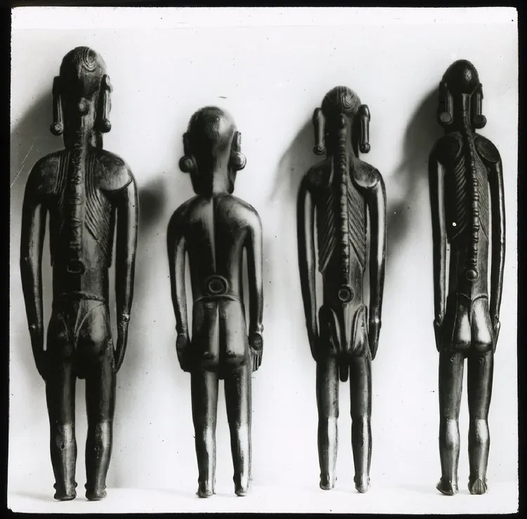 Lantern slide of the back of four wooden moai kavakava, representing Aku Aku spirits. Oc,G.T.1511, Mana Expedition to Easter Island, British Museum — Isla de Pascua — 1914 | Chile de Ayer