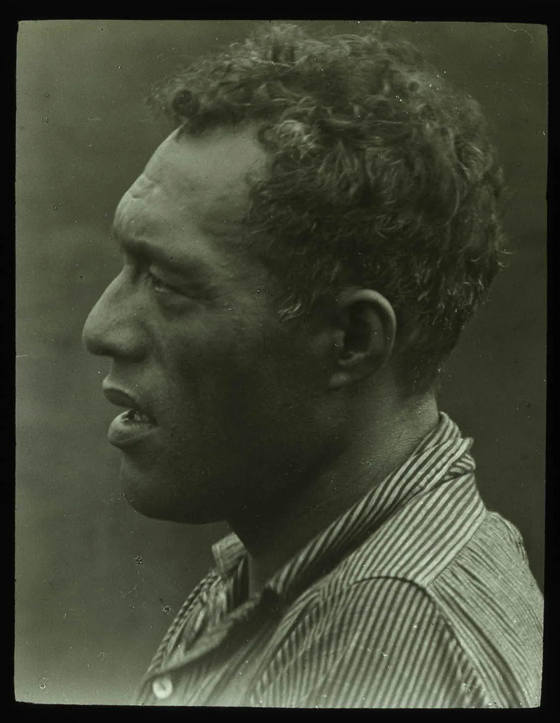Portrait of a Polynesian man in profile, wearing a striped shirt; possibly from Easter Island, Oc,G.T.1586, Mana Expedition to Easter Island, British Museum — Isla de Pascua — 1914 | Chile de Ayer