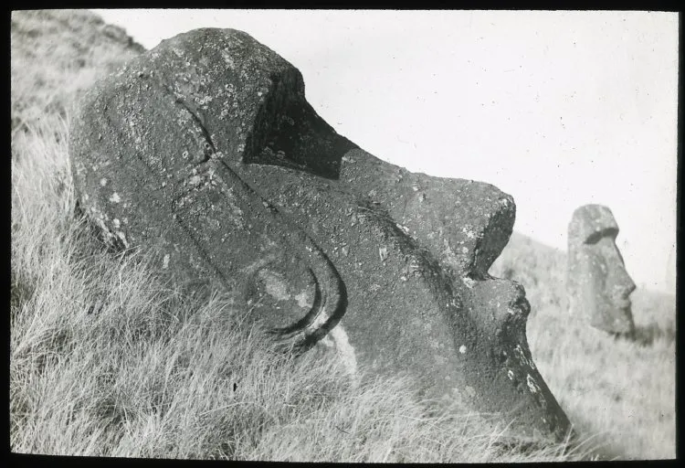 Two moai at Rano Raraku, Oc,G.T.1468, Mana Expedition to Easter Island, British Museum — Isla de Pascua — 1914 | Chile de Ayer