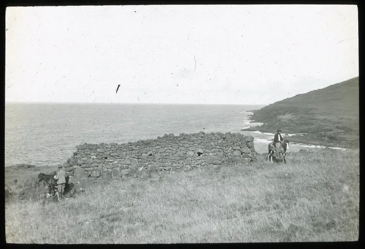 View of a hare moa made from stones with three or four small entrances; the sea in the view behind, Oc,G.T.1714, Mana Expedition to Easter Island, British Museum — Isla de Pascua — 1914 | Chile de Ayer