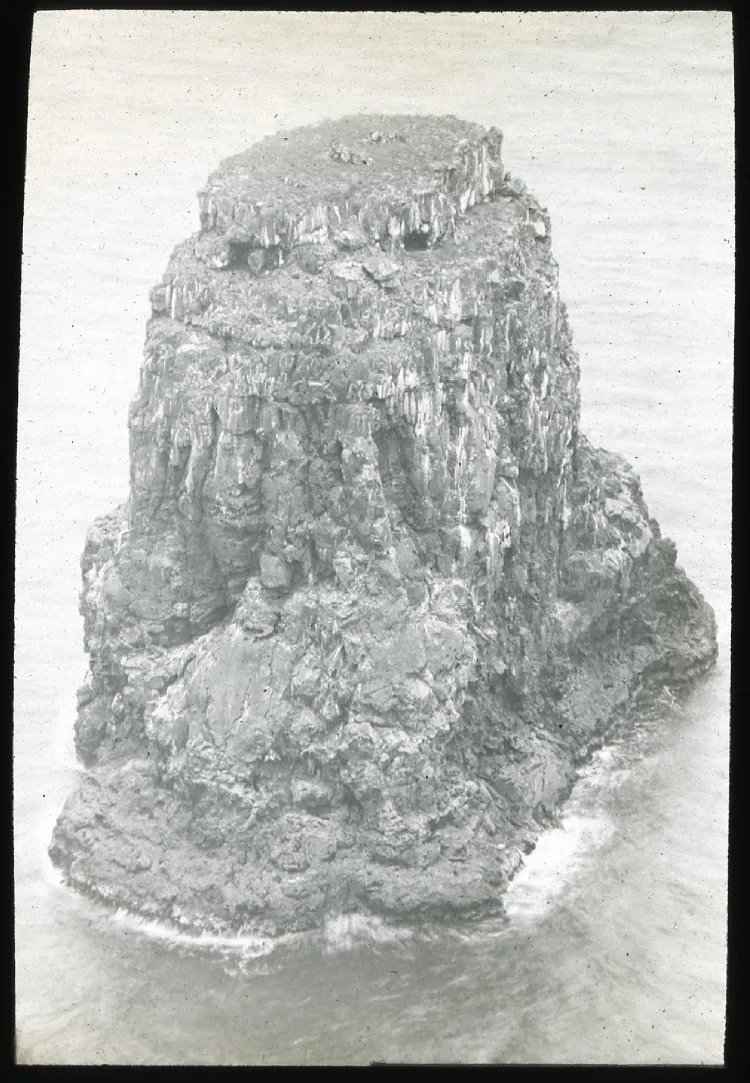View of Marotiri from Poike, Oc,G.T.1540, Mana Expedition to Easter Island, British Museum — Isla de Pascua — 1914 | Chile de Ayer