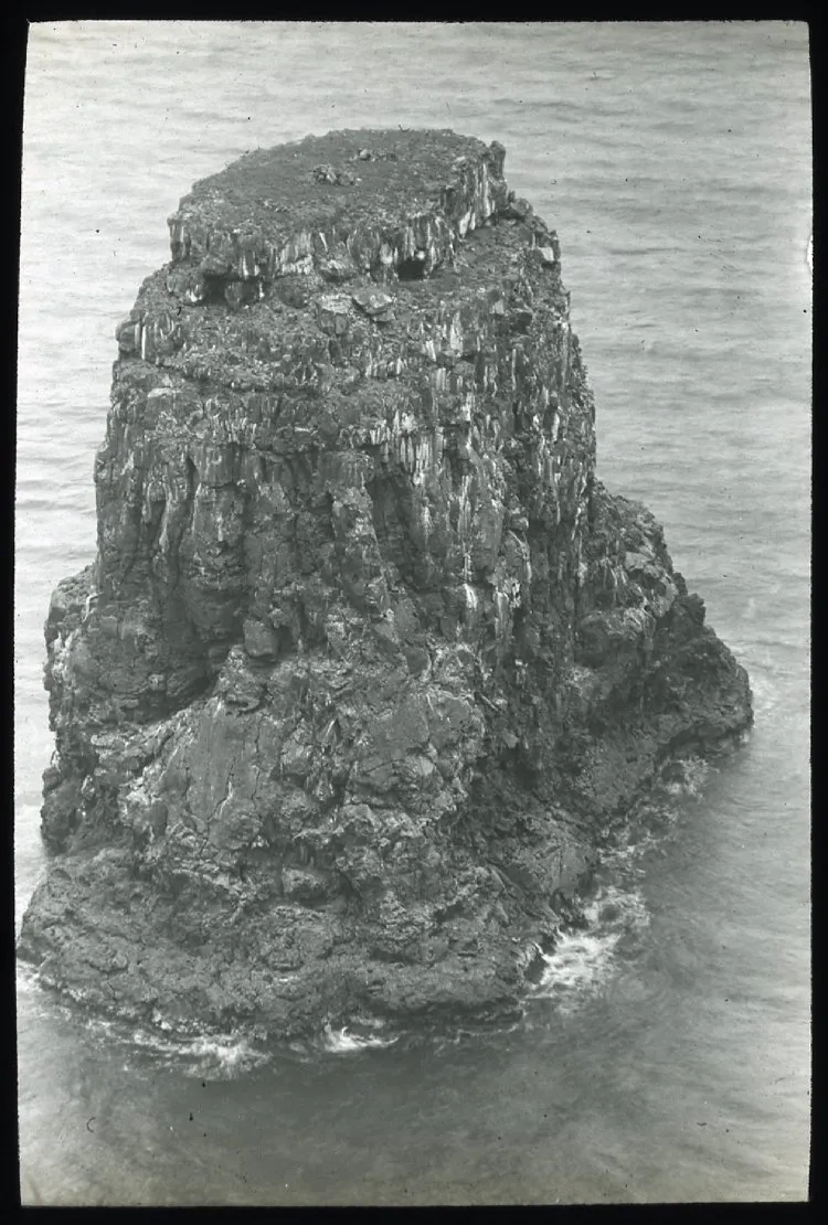 View of Marotiri from Poike, Oc,G.T.1628, Mana Expedition to Easter Island, British Museum — Isla de Pascua — 1914 | Chile de Ayer