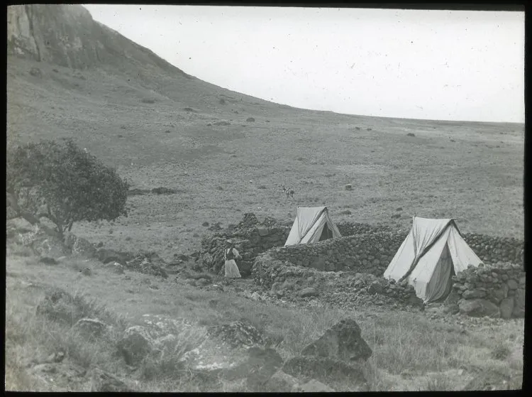 View of Routledge's field camp below the quarry; Rano Raraku, Oc,G.T.1537, Mana Expedition to Easter Island, British Museum — Isla de Pascua — 1914 | Chile de Ayer
