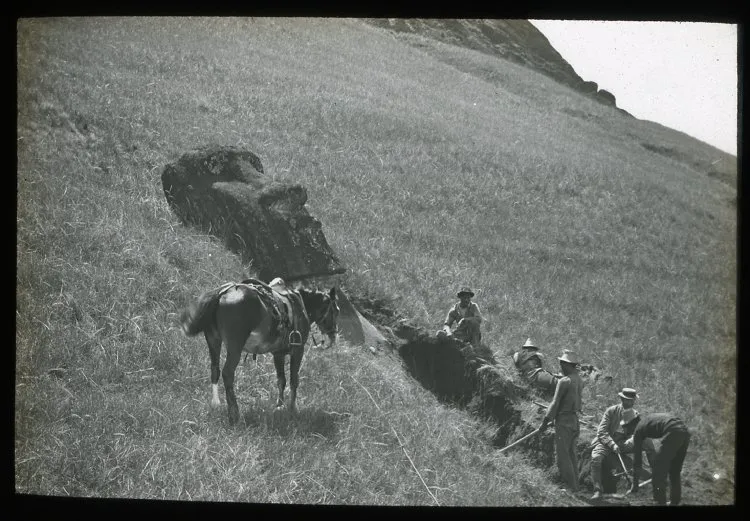 View of a moai being excavated by five Polynesian and South American men, Rano Raraku, Oc,G.T.1645, Mana Expedition to Easter Island, British Museum — Isla de Pascua — 1914 | Chile de Ayer