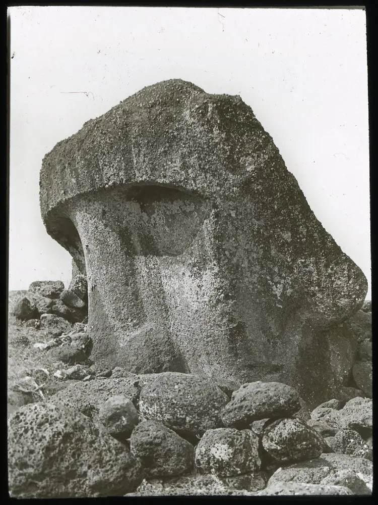 View of a moai head partially burried under rocks; Ahu Tongariki, Oc,G.T.1491, Mana Expedition to Easter Island, British Museum — Isla de Pascua — 1914 | Chile de Ayer