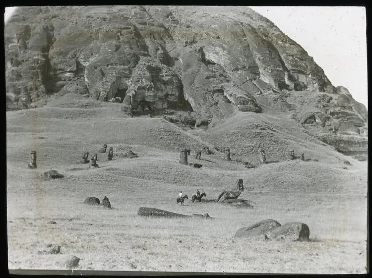 View of a slope with many moai with two Polynesian(?) men on horses for scale; Rano Raraku, Oc,G.T.1610, Mana Expedition to Easter Island, British Museum — Isla de Pascua — 1914 | Chile de Ayer