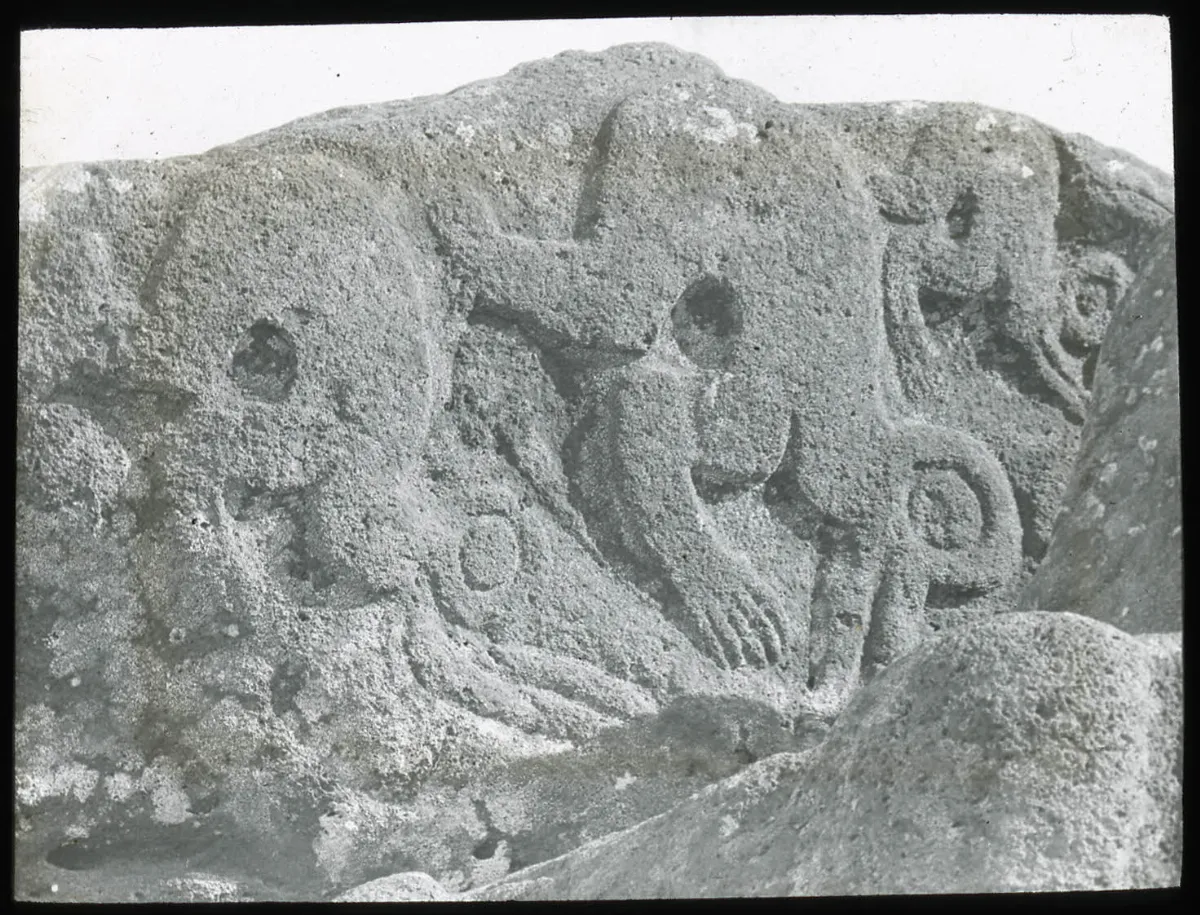 View of an in relief carving of three birdman figures; Mata Ngarau, Oc,G.T.1647, Mana Expedition to Easter Island, British Museum — Isla de Pascua — 1914 | Chile de Ayer