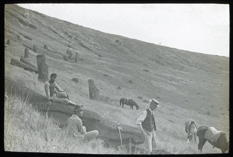 View of moai with three men and three horses, Rano Raraku, Oc,G.T.1469, Mana Expedition to Easter Island, British Museum — Isla de Pascua — 1914 | Chile de Ayer