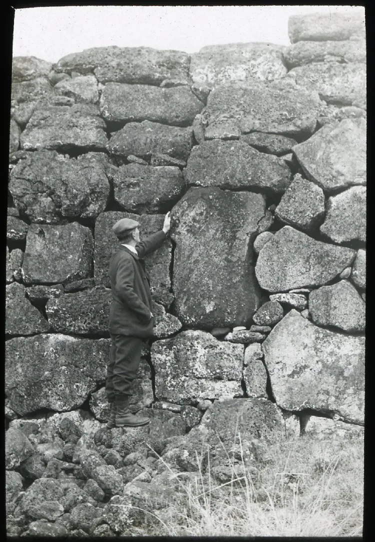 View of stone wall, Ahu Tongariki, Oc,G.T.1494, Mana Expedition to Easter Island, British Museum — Isla de Pascua — 1914 | Chile de Ayer