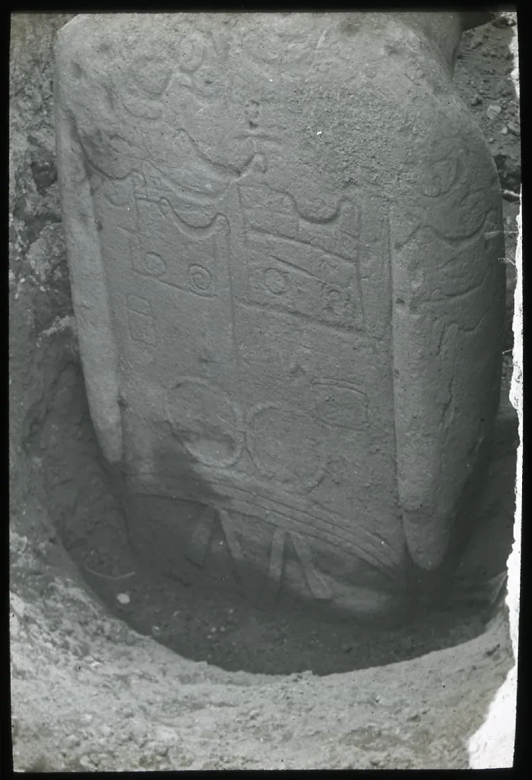 View of the back of a moai, excavated, standing upright in the ground, with design markings; Rano Raraku, Oc,G.T.1479, Mana Expedition to Easter Island, British Museum — Isla de Pascua — 1914 | Chile de Ayer