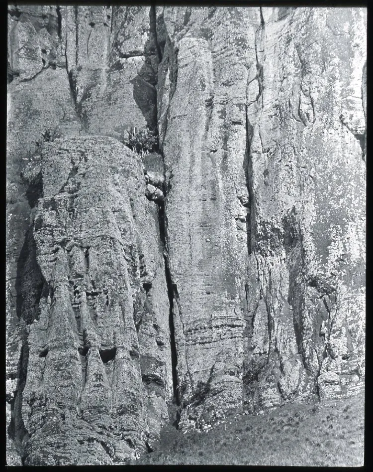 View of the base of a cliff; Oc,G.T.1607, Mana Expedition to Easter Island, British Museum — Isla de Pascua — 1914 | Chile de Ayer