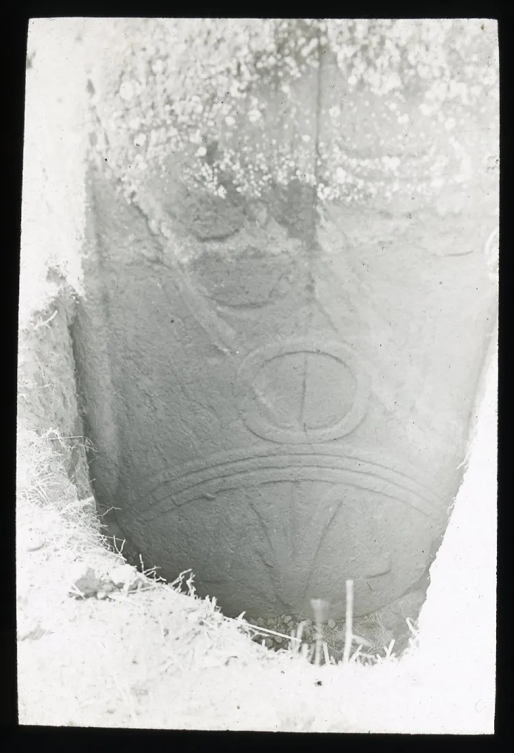View of the designs on the back of a moai, excavated but still partially in the ground; Rano Raraku, Oc,G.T.1698, Mana Expedition to Easter Island, British Museum — Isla de Pascua — 1914 | Chile de Ayer