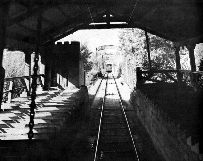 View of a funicular railway in Valparaíso, Chile, in February 1957 — Santiago — 1957 | Chile de Ayer