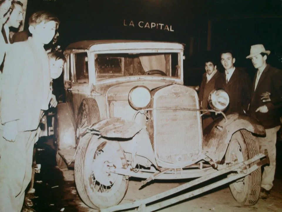 Automóvil antiguo del 48, frente a la antigua tienda penquista "La capital" — Concepción — 1960 | Chile de Ayer