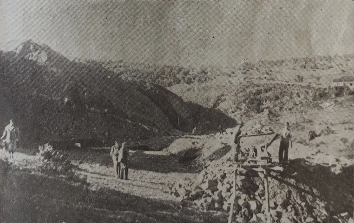 Desvio a las minas de carbon de antihuala, en construccion (58 memoria de EFE) — 1943 | Chile de Ayer