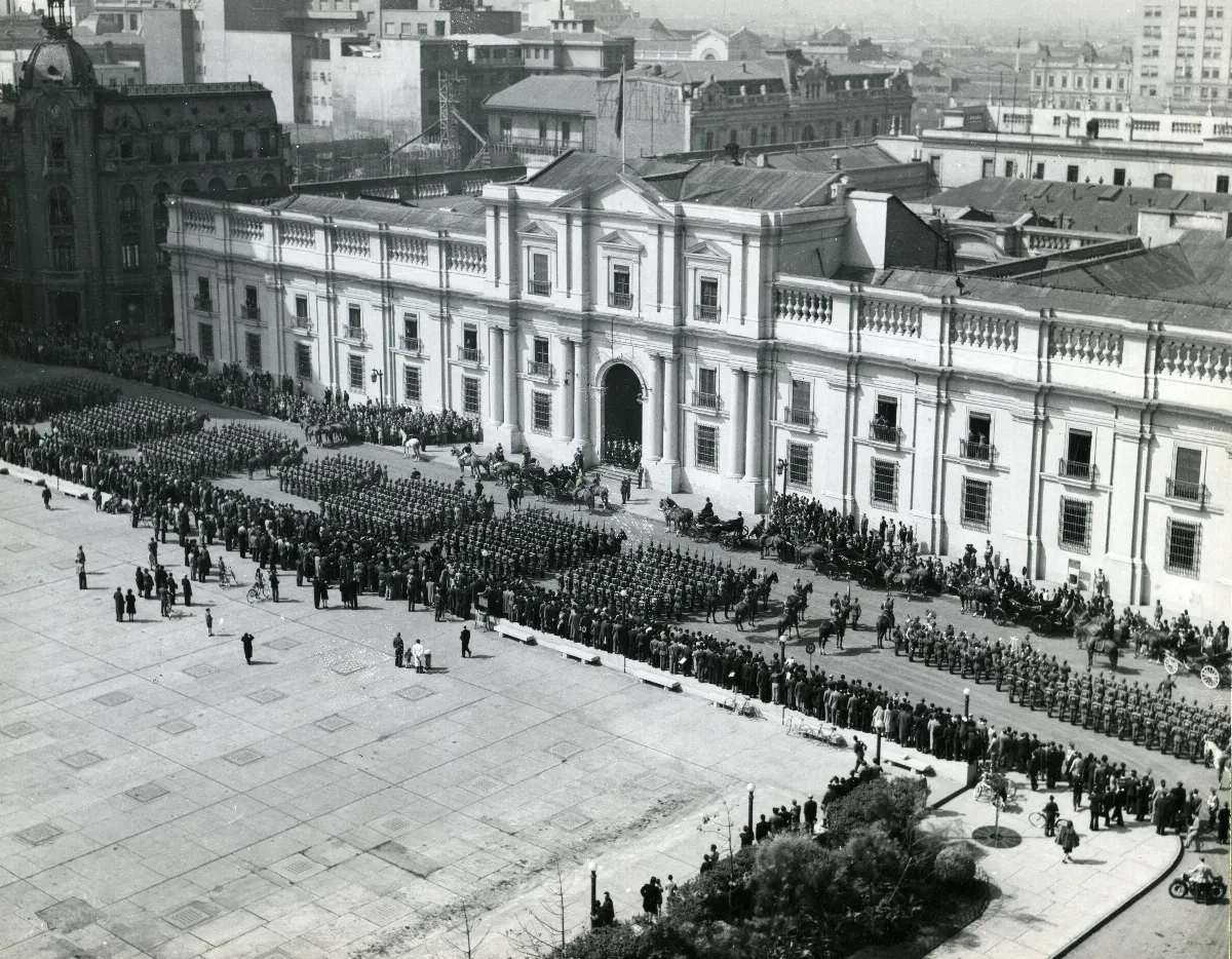 Military parade at La Moneda Palace in 1944 — 1944 | Chile de Ayer