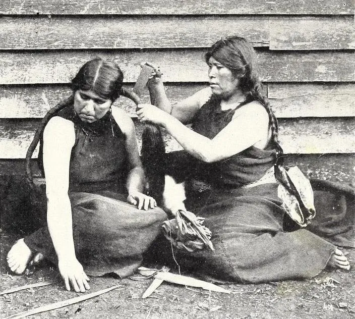 Mujeres Mapuche peinandose 1903 — 1903 | Chile de Ayer