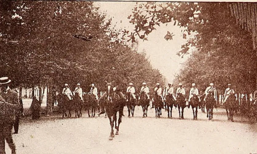 Mitin de la carne - patrulla en la Alameda — 1905 | Chile de Ayer